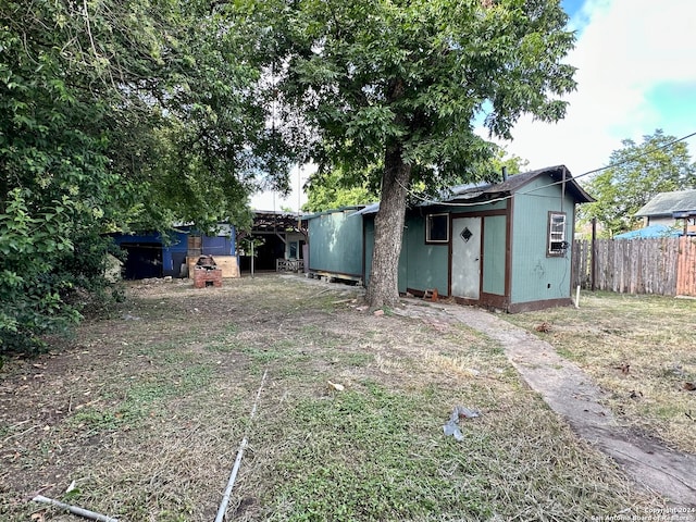 view of yard with an outbuilding