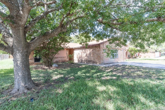 view of front of property featuring brick siding and a front lawn