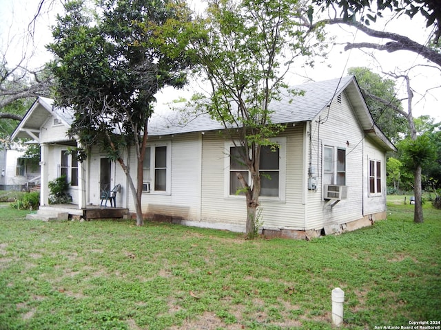 view of front of home with a front lawn