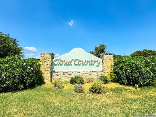 community / neighborhood sign with a lawn