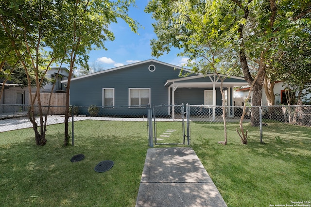 ranch-style house featuring a front yard