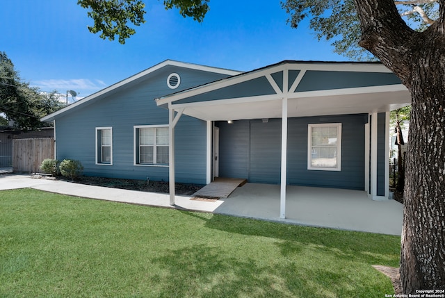 ranch-style home featuring a front lawn