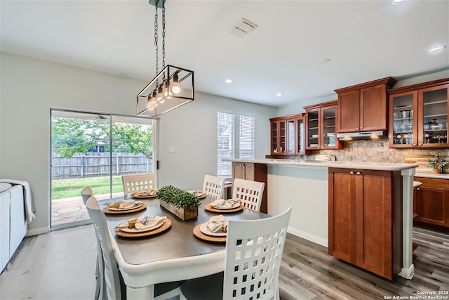 dining space featuring light wood-type flooring, baseboards, visible vents, and recessed lighting