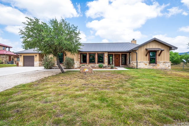 view of front of property featuring a front yard and a garage