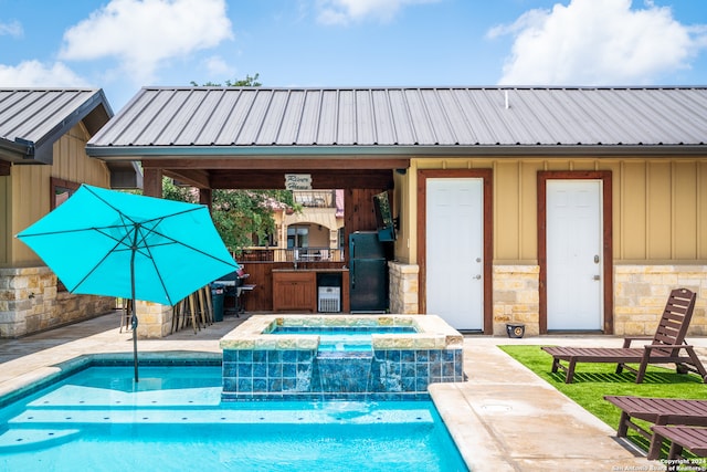 view of pool with an in ground hot tub