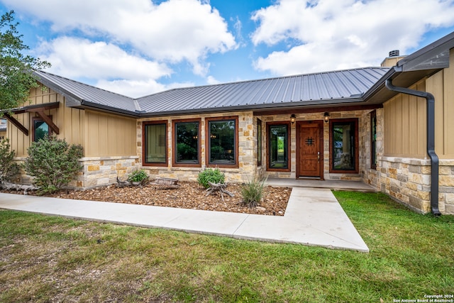 view of front facade featuring a front lawn