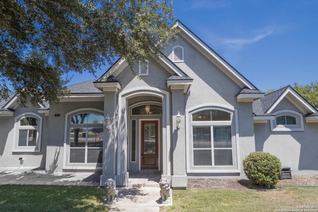 view of front of house featuring a front lawn