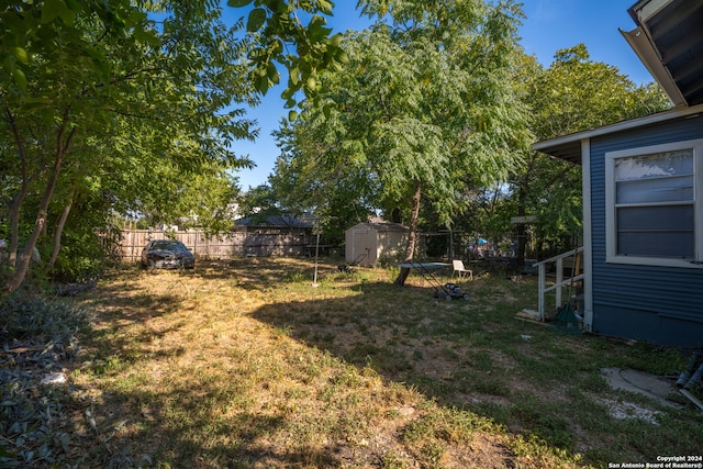 view of yard featuring a storage unit