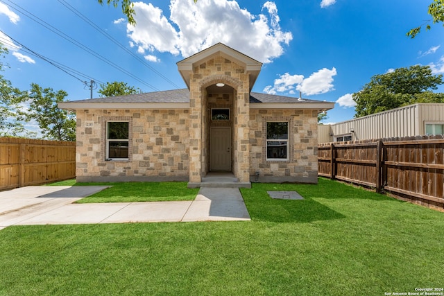 view of front of property featuring a front yard