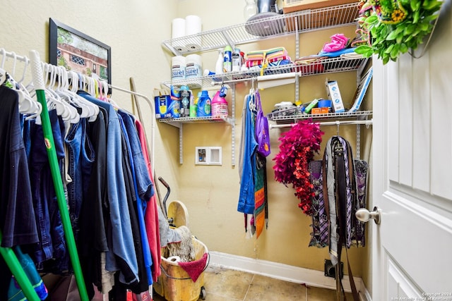 walk in closet featuring tile patterned floors