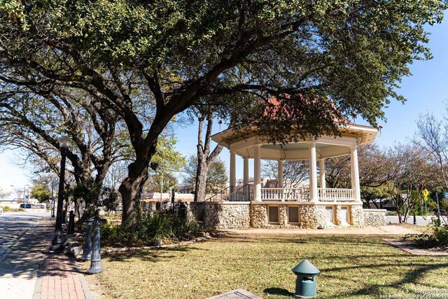 view of property's community featuring a lawn