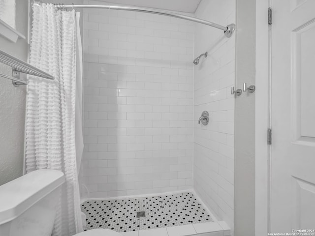 bathroom with curtained shower