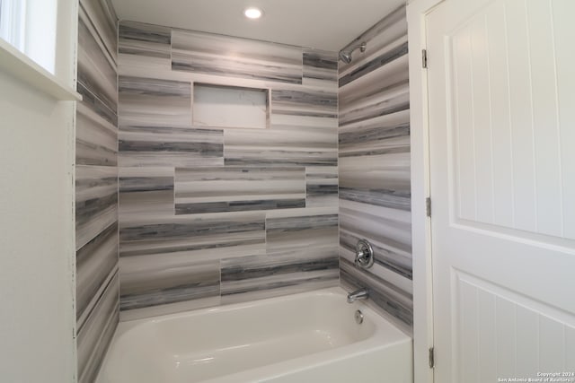 bathroom with bathtub / shower combination