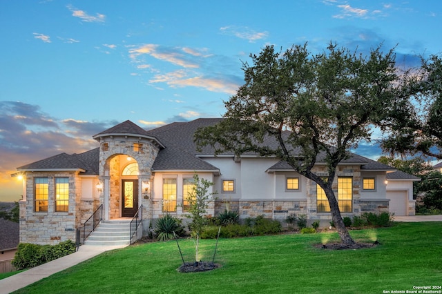 view of front of house featuring a lawn and a garage