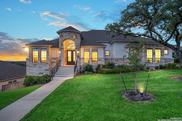 view of front of property featuring a yard