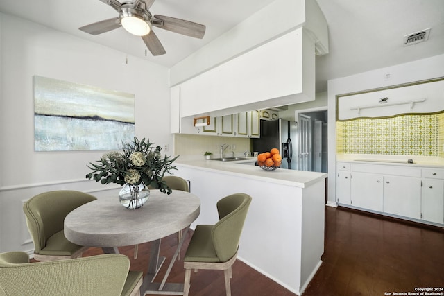 kitchen featuring sink, dark wood-type flooring, stainless steel fridge with ice dispenser, kitchen peninsula, and ceiling fan