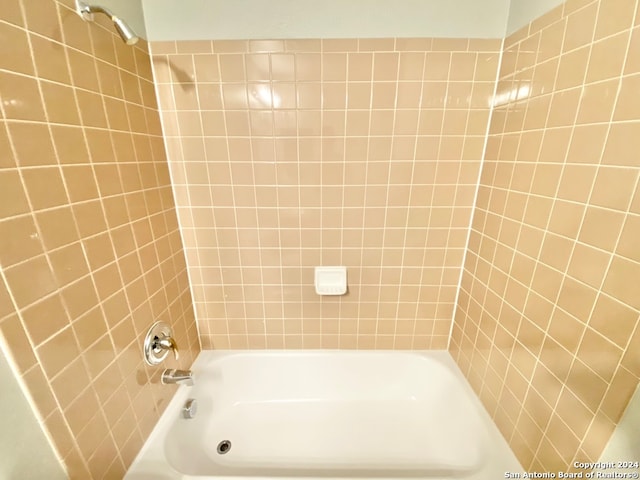 bathroom featuring tiled shower / bath