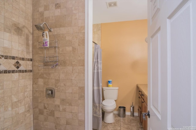 full bath with baseboards, visible vents, toilet, a tile shower, and vanity