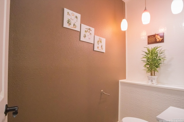 bathroom featuring tile walls