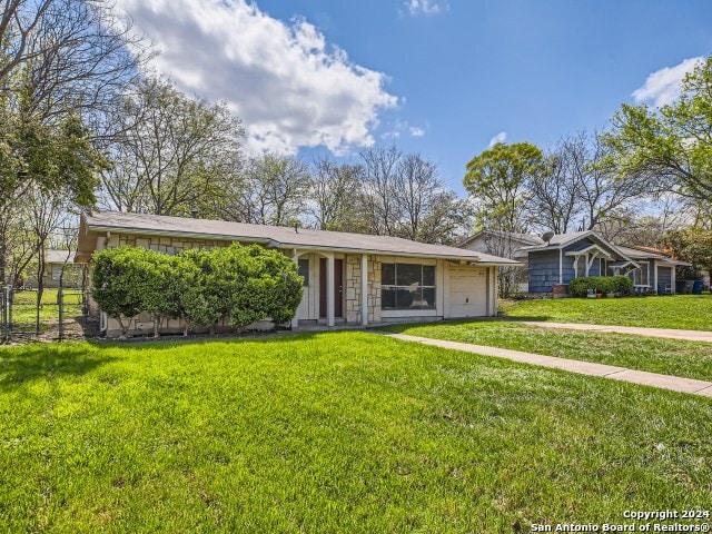 single story home featuring a front lawn