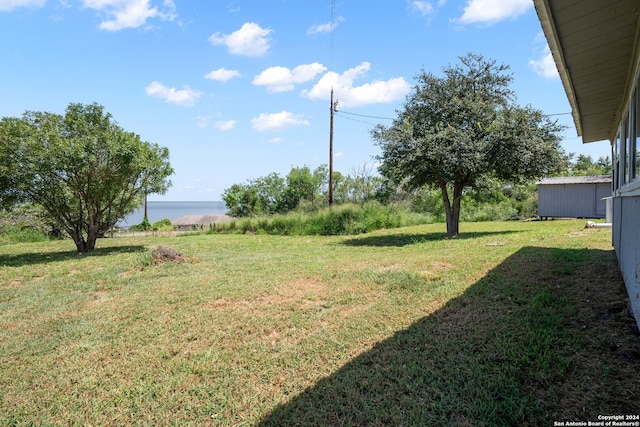 view of yard featuring a water view