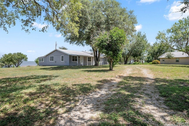 view of yard with driveway