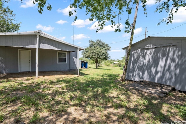 view of yard featuring an outbuilding