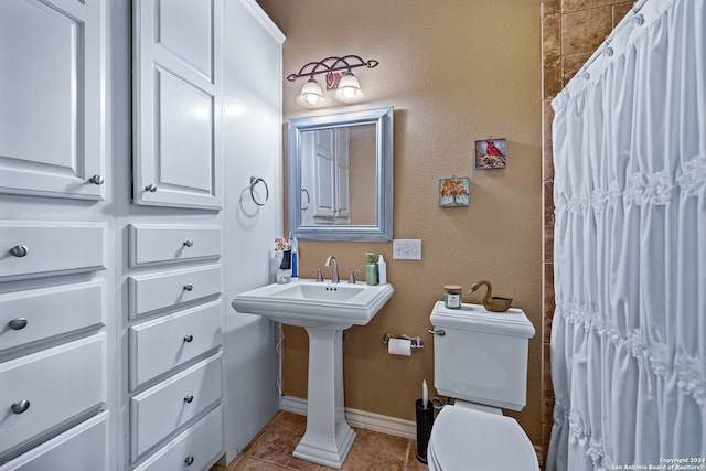 bathroom featuring tile patterned floors, curtained shower, and toilet