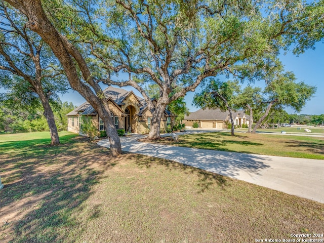 single story home featuring a front yard