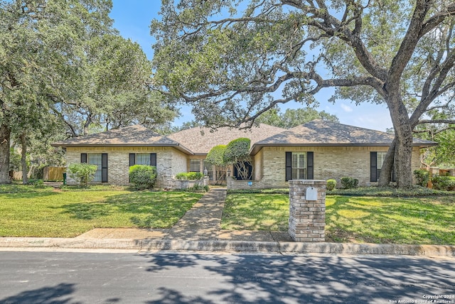 single story home featuring a front lawn