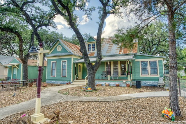 view of front facade featuring a porch