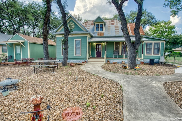 view of front of house featuring a porch