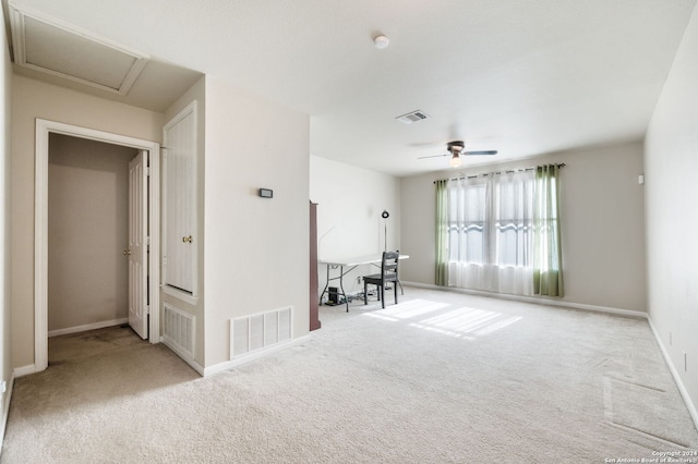 carpeted empty room featuring ceiling fan