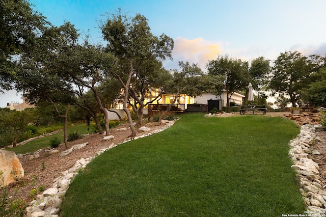 view of yard at dusk