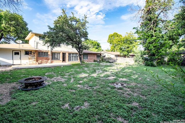 view of yard featuring a fire pit