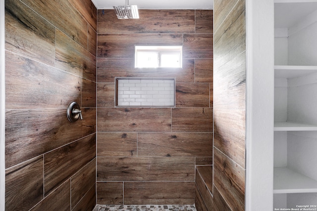 bathroom featuring a tile shower