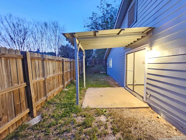 view of yard featuring a patio area