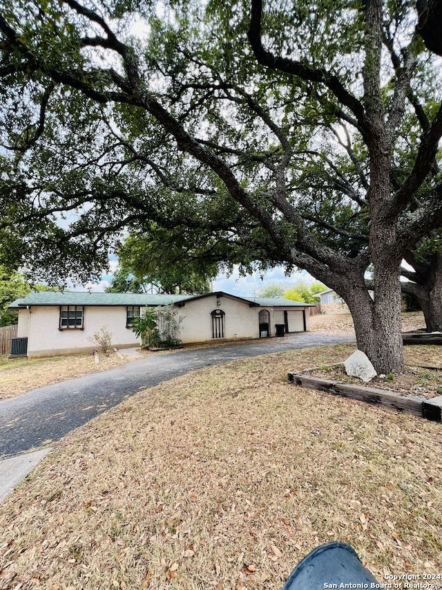 view of front of property with a front lawn