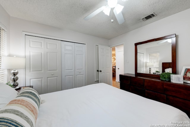 bedroom featuring ceiling fan and a textured ceiling