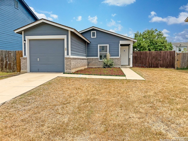 view of front of house featuring a front lawn