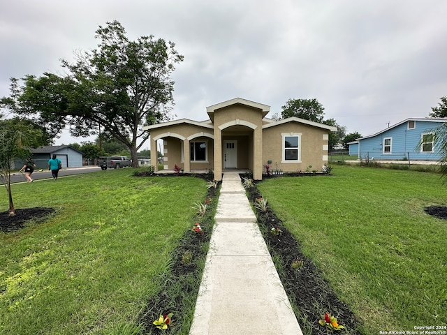 view of front of home featuring a front lawn