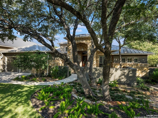 view of front of house featuring a front lawn