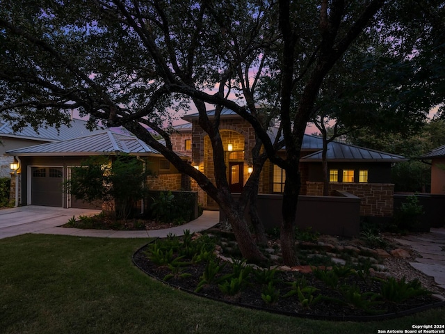 view of front of house featuring a lawn and a garage