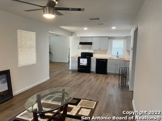 living room with hardwood / wood-style floors, sink, and ceiling fan