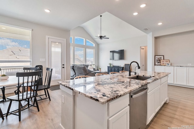 kitchen featuring light hardwood / wood-style flooring, sink, dishwashing machine, lofted ceiling, and ceiling fan