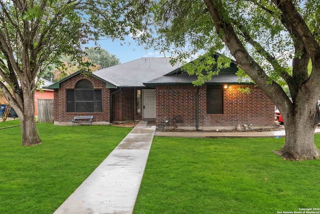 view of front of house featuring a front yard