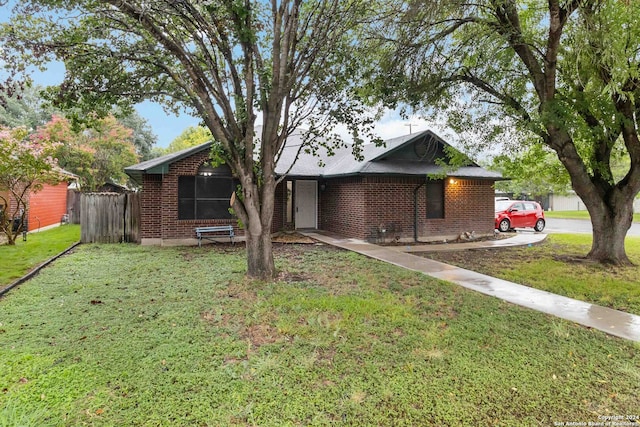 view of front of home featuring a front lawn