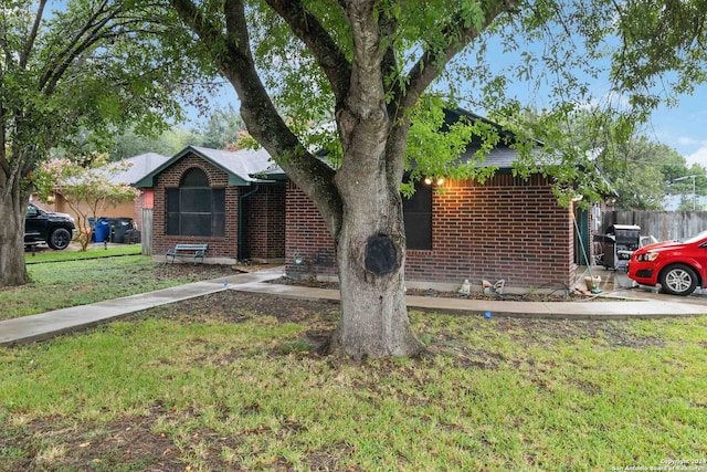 view of front of home featuring a front lawn