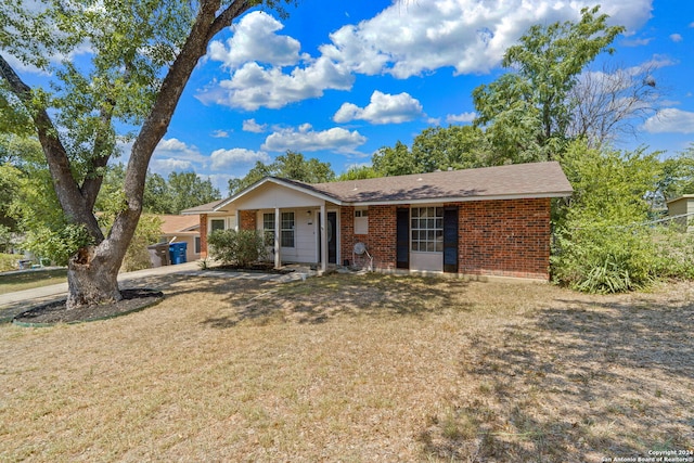 single story home with a front lawn