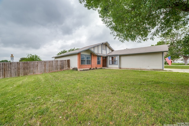 view of front of property featuring a front lawn